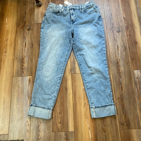 Good American Weekender High-Rise Relaxed Cuff Jeans - Picture 2 of 14
